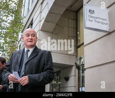 Mick Lynch, Generalsekretär der National Union of Rail, Maritime and Transport Workers (RMT) außerhalb des Verkehrsministeriums in London Stockfoto