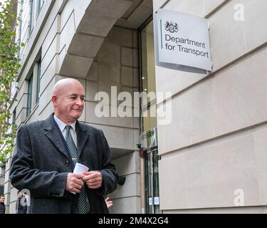 Mick Lynch, Generalsekretär der National Union of Rail, Maritime and Transport Workers (RMT) außerhalb des Verkehrsministeriums in London Stockfoto