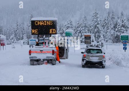 Gefährliche Fahrbedingungen Über Donner Pass. Ein Amazonas-Truck wartet auf dem Sturm Highway 80 - Truckee, Kalifornien Stockfoto