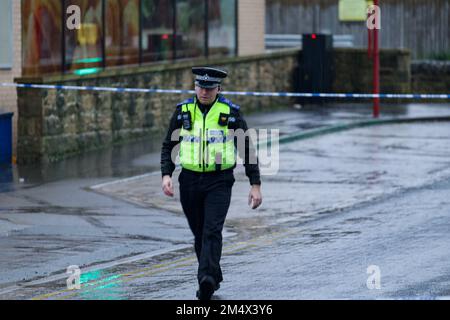 Menston, Großbritannien. 23. Dezember 2022 Die Polizei von West Yorkshire hat bestätigt, dass ein 87-jähriger Mann nach einem schweren Verkehrsunfall auf der Bradford Road, Menston, gestorben ist. Die Polizeiermittler sind am Tatort, die Straße ist in beide Richtungen gesperrt. Stockfoto