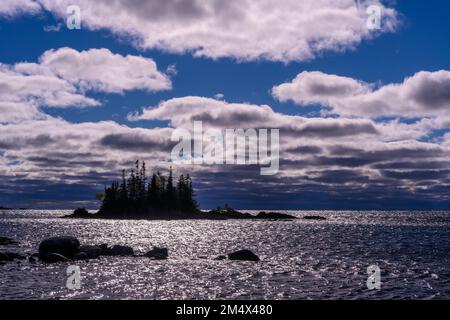 Eine kleine Insel in Lake Superior, Batchawana Bay, Ontario, Kanada Stockfoto