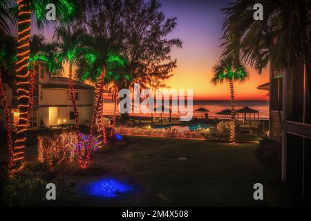 Grand Cayman, Cayman Islands, 2022. Dezember, Blick auf einen Sonnenuntergang während der Weihnachtsfeier in Tamarind Bay Stockfoto