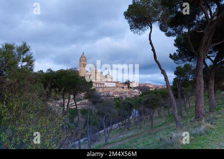 Segovia, Spanien - 4. Januar 2022: Panoramablick auf Segovia mit den Türmen der Kathedrale und dem dramatischen Himmel in der Dämmerung Stockfoto