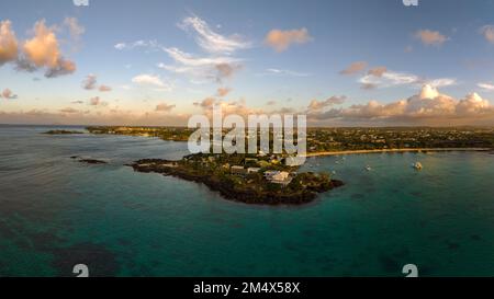 Pereybere Beach im Norden von Mauritius bei Grand Baie. Fantastische Panoramaaussicht mit herrlichen Lichtern. der indische Ozean ist türkisfarben Stockfoto