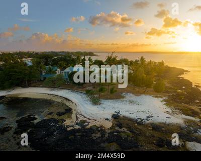 Pereybere Beach im Norden von Mauritius bei Grand Baie. Fantastische Panoramaaussicht mit herrlichen Lichtern. der indische Ozean ist türkisfarben Stockfoto