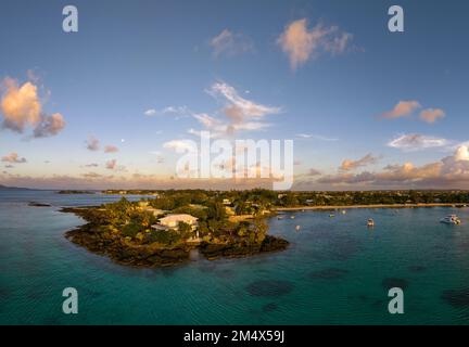 Pereybere Beach im Norden von Mauritius bei Grand Baie. Fantastische Panoramaaussicht mit herrlichen Lichtern. der indische Ozean ist türkisfarben Stockfoto