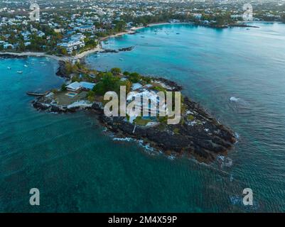 Pereybere Beach im Norden von Mauritius bei Grand Baie. Fantastische Panoramaaussicht mit herrlichen Lichtern. der indische Ozean ist türkisfarben Stockfoto