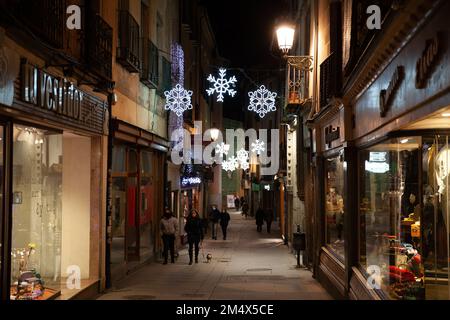 Segovia, Spanien - 4. Januar 2022: Juan Bravo Straße bei Nacht mit weihnachtsdekorationen Stockfoto