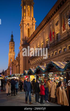 Weihnachtsdekoration und Feierlichkeiten auf dem El Pilar Square in Saragoza, Spanien Stockfoto