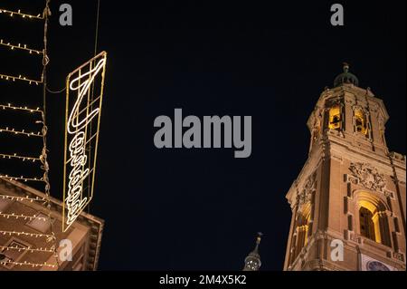 Weihnachtsdekoration und Feierlichkeiten auf dem El Pilar Square in Saragoza, Spanien Stockfoto