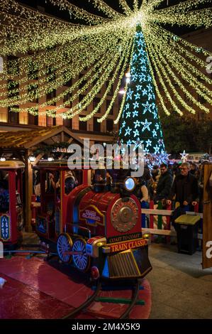 Weihnachtsdekoration und Feierlichkeiten auf dem El Pilar Square in Saragoza, Spanien Stockfoto