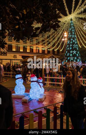 Weihnachtsdekoration und Feierlichkeiten auf dem El Pilar Square in Saragoza, Spanien Stockfoto