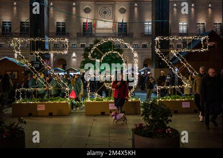 Weihnachtsdekoration und Feierlichkeiten auf dem El Pilar Square in Saragoza, Spanien Stockfoto