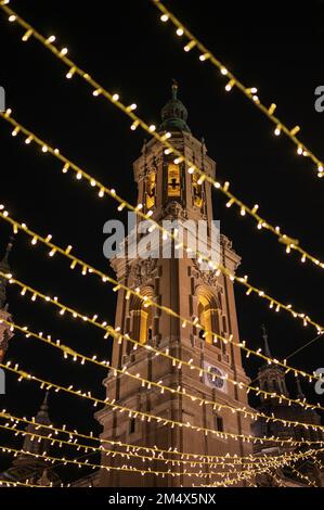 Weihnachtsdekoration und Feierlichkeiten auf dem El Pilar Square in Saragoza, Spanien Stockfoto