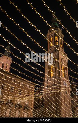 Weihnachtsdekoration und Feierlichkeiten auf dem El Pilar Square in Saragoza, Spanien Stockfoto