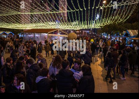 Weihnachtsdekoration und Feierlichkeiten auf dem El Pilar Square in Saragoza, Spanien Stockfoto