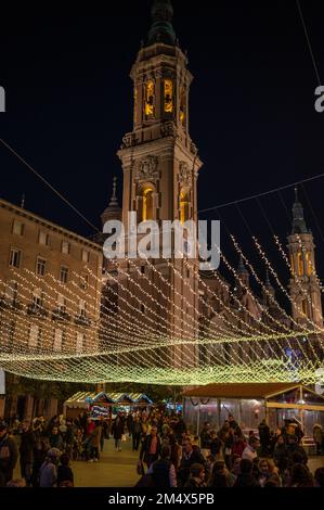 Weihnachtsdekoration und Feierlichkeiten auf dem El Pilar Square in Saragoza, Spanien Stockfoto