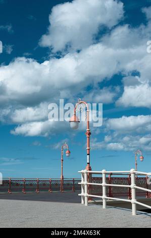 Kunstvoll lachsrosa Beleuchtung am Colwyn Bay Pier. Stockfoto