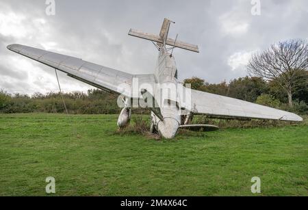 Unten auf Two Earth, Skulptur aus Edelstahl eines heruntergekommenen Junkers JU87 Stuka beim RAF Battle of Britain Memorial, Capel-le-Ferne, England Stockfoto