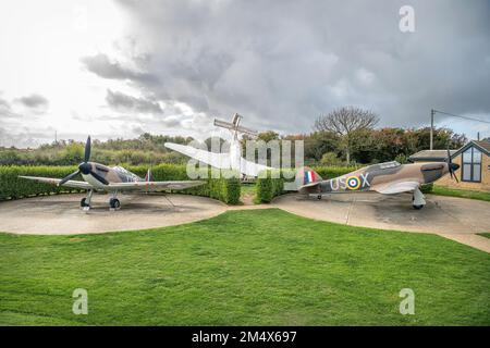 Nachbildung von RAF Hurricane und Spitfire-Flugzeugen und der Edelstahlskulptur eines Junkers JU87 am RAF Battle of Britain Memorial, Capel-le-Ferne Stockfoto