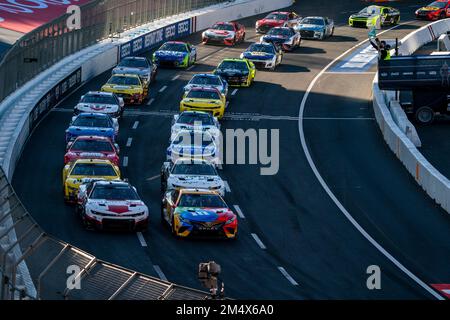 Los Angeles, Kalifornien, USA. 06. Februar 2022. Die Fahrer fahren in die GEICO-Reboot-Zone, während sie um die Position für den Busch Light Clash im Coliseum am Los Angeles Memorial Coliseum in Los Angeles, Kalifornien, Rennen. Kredit: csm/Alamy Live News Stockfoto