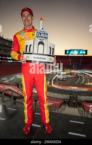 Los Angeles, Kalifornien, USA. 06. Februar 2022. Joey Logano (22) feiert seinen Sieg für den Busch Light Clash im Coliseum am Los Angeles Memorial Coliseum in Los Angeles, Kalifornien. Kredit: csm/Alamy Live News Stockfoto