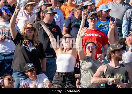 Fans sehen zu, wie die Fahrer auf dem Atlanta Motor Speedway in Hampton, GA, um die Position des Honnor Quik Trip 500 Rennen. Stockfoto