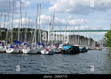 La Ferte-Bernard, Le Port neuf und New Bridge, Morbihan, Bretagne, Bretagne, Bretagne, Frankreich, Europa Stockfoto