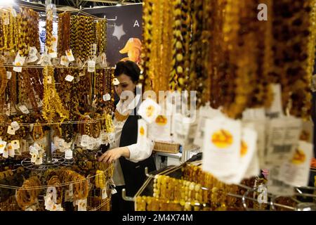 Moskau, Russland. 18. Dezember 2022. Schmuckwaren der Kaliningrad Amber Factory auf der Theke im Rahmen der Ladya - Winter Fairy Tale 2022 Ausstellung im Expocenter in Moskau, Russland Stockfoto