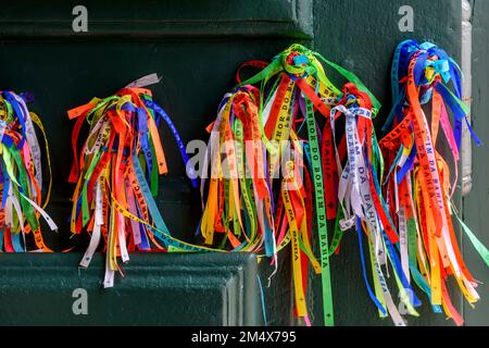 Berühmte und bunte Bänder unseres herrn do Bonfim, die vermutlich Glück bringen und sind traditionell in der Stadt Salvador in Bahia. Stockfoto