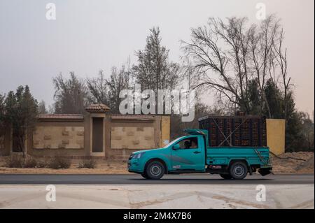 Ägypten. 13. November 2022. Ein Pick-up fährt auf einer Straße zwischen Kairo und Alexandria. Kredit: Christophe Gateau/dpa/Alamy Live News Stockfoto