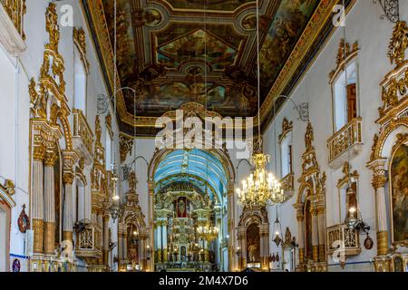 Innenbereich und Altar der berühmten Kirche Bonfim in Salvador, Bahia, dekoriert mit barocker Kunst und vergoldeten Details Stockfoto