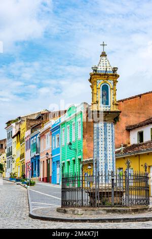 Straße des Viertels Pelourinho in Salvador in Bahia mit seinen alten bunten Häusern und Denkmälern Stockfoto