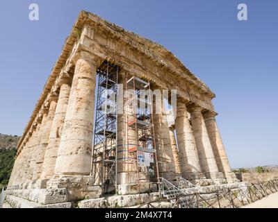 Restaurierungsarbeiten im Tempel, in Segesta, Sizilien, Italien, Europa Stockfoto