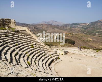 Zwei Personen am Informationsschild, Amphitheater, Segesta, Sizilien, Italien, Europa Stockfoto