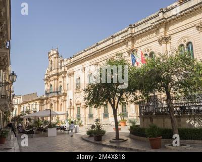 Rathaus und Cafés, Via Penna, Scicli, Sizilien, Italien Stockfoto