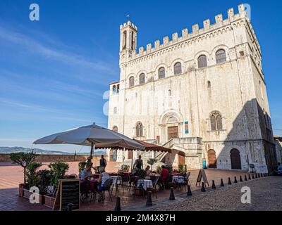 Restaurant vor dem Palazzo dei Consoli. Piazza Grande, Gubbio, Umbrien, Italien Stockfoto