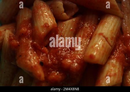 Schmackhafte einfache Pasta mit Olivenöl und Tomaten Souce Stockfoto