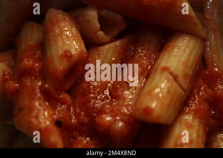 Schmackhafte einfache Pasta mit Olivenöl und Tomaten Souce Stockfoto