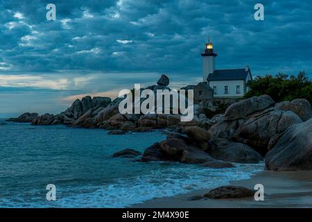 Frankreich, Bretagne, Plouneour-Brignogan-Plages, Leuchtturm Phare de Pontusval bei bewölkter Dämmerung Stockfoto