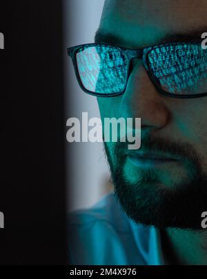 Reflexion binärer Codes auf Hacker-Brillen Stockfoto