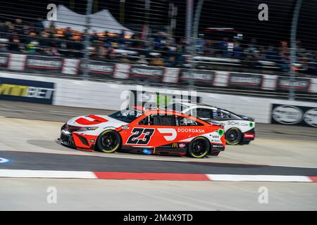 Martinsville, VA, USA. 09. April 2022. Bubba Wallace kämpft für die Blue-EMU Maximum Pain Relief 400 auf dem Martinsville Speedway in Martinsville, VA. Kredit: csm/Alamy Live News Stockfoto