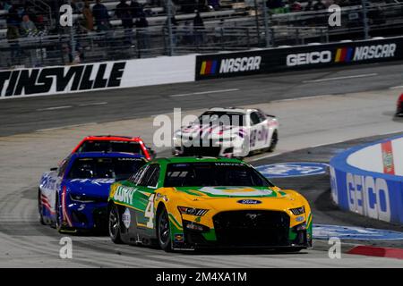 Martinsville, VA, USA. 09. April 2022. Kevin Harvick geht auf die Rennstrecke für das Blue-EMU Maximum Pain Relief 400 auf dem Martinsville Speedway in Martinsville, VA. Kredit: csm/Alamy Live News Stockfoto