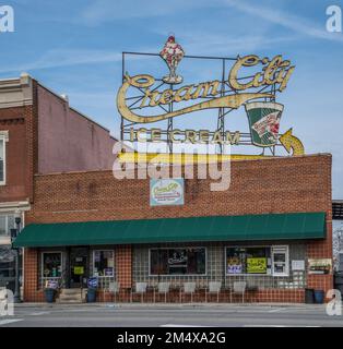 Eiscreme City Vintage Neon-Schild auf dem alten Gebäude mit Blick auf den Außenbereich in Cookeville, Tennessee an einem sonnigen Tag im Winter Stockfoto