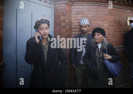 Nepal, Kathmandu. 23. Dezember 2022. NIHITA BISWAS, die mit dem französischen Serienmörder Charles Sobhraj und ihrer Mutter Sakuntala Thapa verheiratet war, wartet vor dem Einwanderungsamt in Dillibazar auf Charles. Charles, der allgemein als „Bikini-Killer“ bekannt ist, wird am Freitag aus dem Zentralgefängnis in Kathmandu, Nepal, entlassen. Der 78-jährige Sobhraj verbüßte eine 19-jährige Haftstrafe wegen Mordes im Zentralgefängnis. (Kreditbild: © Amit Machamasi/ZUMA Press Wire) Kredit: ZUMA Press, Inc./Alamy Live News Stockfoto