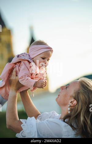 Glückliche Mutter, die mit einem süßen Mädchen spielt Stockfoto