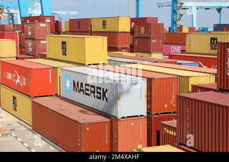 Haifa, Israel - 25. Mai 2022: Containerstapel in einem Hafen. Stockfoto