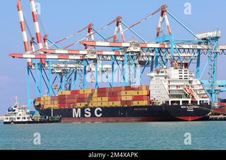 Haifa, Israel - 11. Oktober 2021: MSC Mega Containerschiff legte im Schiffshafen Haifa an. Stockfoto