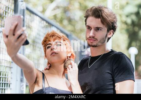 Ein junges Paar, das Selfie über ein Smartphone macht Stockfoto