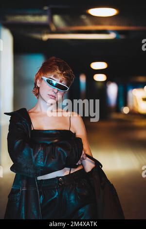 Eine selbstbewusste junge Frau, die eine intelligente Brille trägt Stockfoto